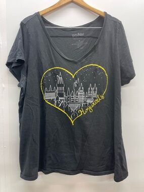 torrid Black V-Neck Hogwarts Heart Graphic Tee with Yellow Accent